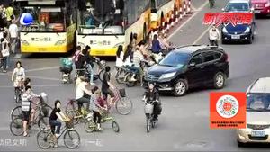 四年級小孩闖紅燈被撞飛 交警：孩子負(fù)全責(zé)