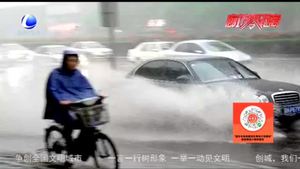 零距離·交通：碾軋積水濺濕路人 涉事司機被罰200元