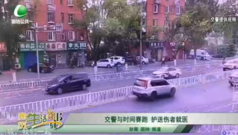 交警與時間賽跑 護(hù)送傷者就醫(yī)