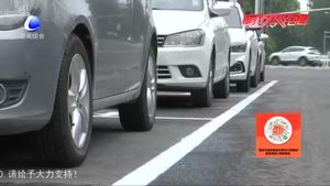 【創(chuàng)城，我們一起】拆除商業(yè)街外違章廣告牌 消除安全隱患