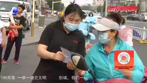 爭(zhēng)做文明騎手 交警開(kāi)展有獎(jiǎng)問(wèn)答送頭盔宣傳活動(dòng)