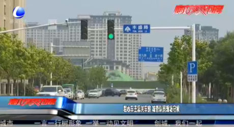 粗心車(chē)主忘關(guān)車(chē)窗 城管隊(duì)員現(xiàn)場(chǎng)守候