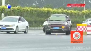 夏季車內(nèi)溫度高 把孩子忘在車?yán)锞烤褂卸辔ｋU(xiǎn)？