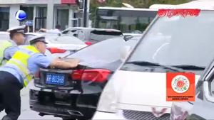 交警積極應(yīng)對雨后道路積水 保障周一早高峰交通安全有序