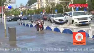 雨后環(huán)衛(wèi)部門清污排水 確保街道干凈安全