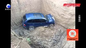 小汽車不慎“掉坑”遇險(xiǎn) 交警緊急救助