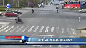 零距離·交通：電動(dòng)車(chē)闖黃燈 撞上汽車(chē)雙方同責(zé)