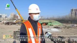 光明道上跨鐵路立交橋工程建設(shè)者堅守崗位保進度
