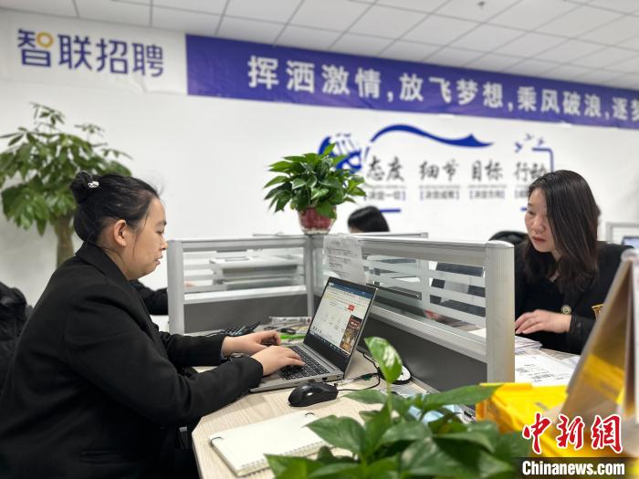 圖為京津冀(河北三河)人力資源服務(wù)產(chǎn)業(yè)園入駐企業(yè)辦公現(xiàn)場(chǎng)?！「咪?攝