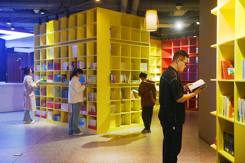 圖為在廊坊市廣陽區(qū)新朝陽商圈悅讀驛站，市民駐足翻閱書籍。.jpg
